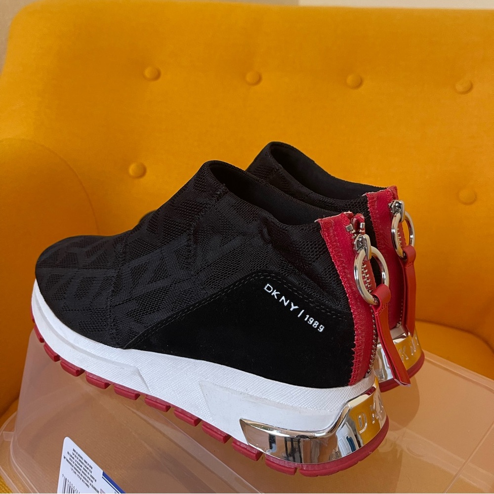 DKNY like New wasnt worn, 37/5 size.